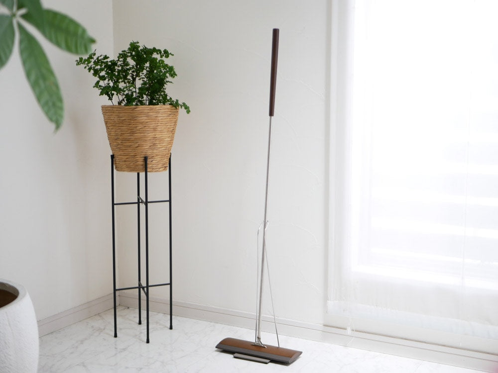 ティディフロアーワイプと木製家具が配置された室内