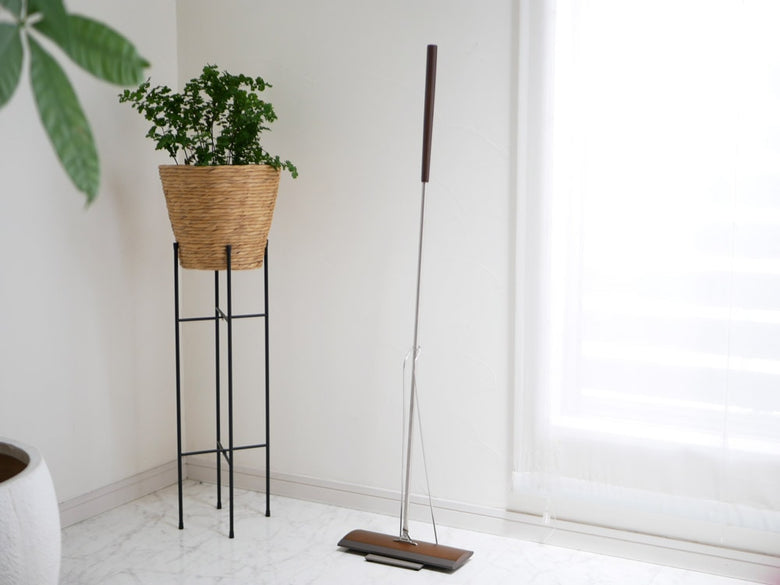 ティディフロアーワイプと木製家具が配置された室内