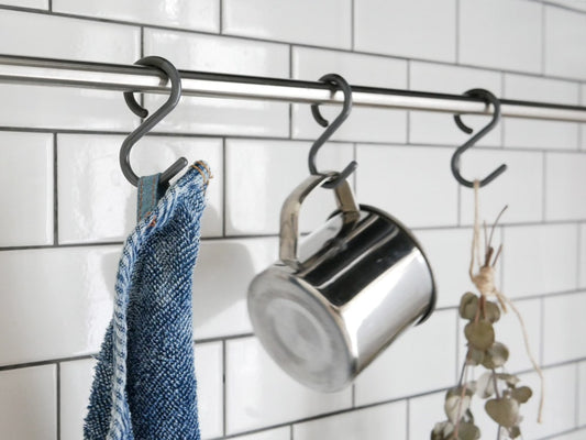 ティディのシルバー製Sフックがキッチンに掛かっています