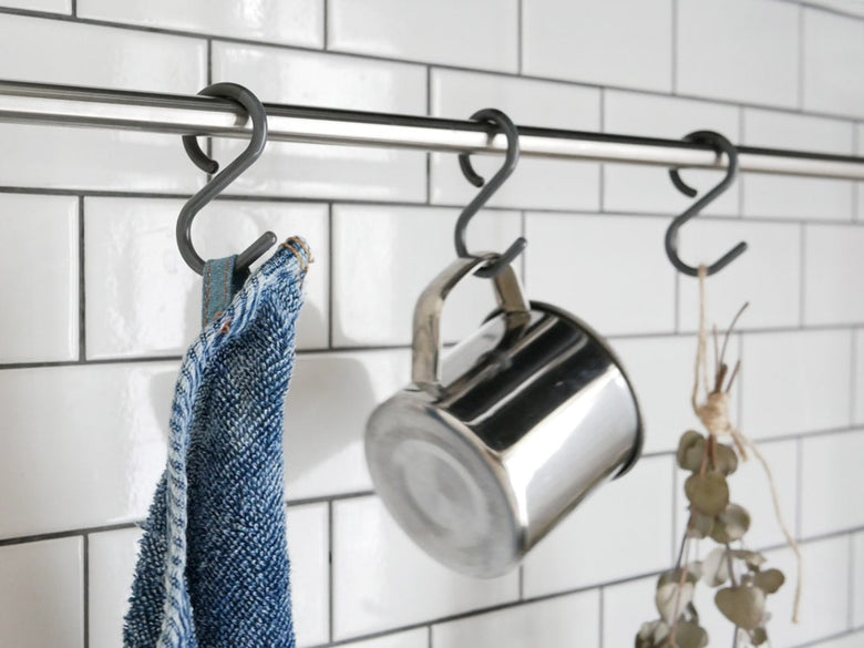 ティディのシルバー製Sフックがキッチンに掛かっています
