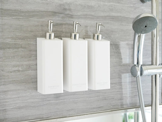 白色のマグネット式石鹸ディスペンサーが洗面台に設置されている