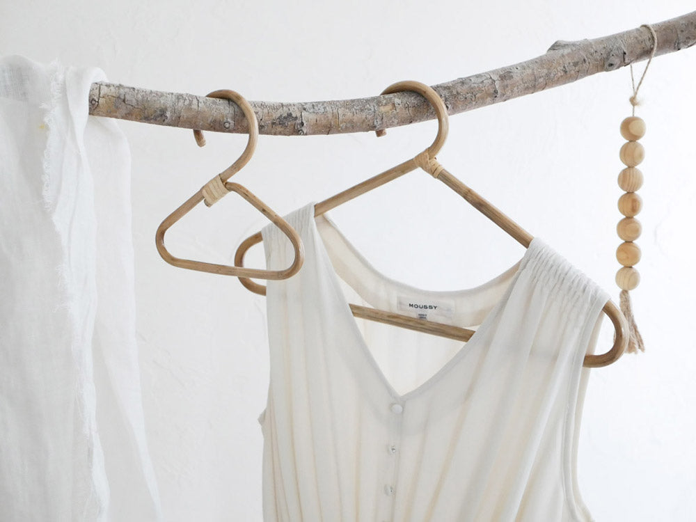 松野屋の天然ラタン製ハンガーとタオルハンガーが並んでいる写真。ラタンの風合いが美しく、約40×22cmのハンガーと約15×15cmのタオルハンガーが特徴的です。