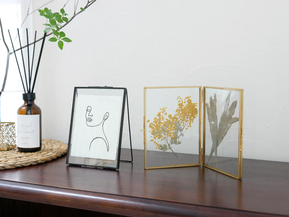 POSH LIVINGのガラスとブラス製ガラスフレームスタンド、シングルサイズ（幅13cm×奥行8.5cm×高さ19cm）