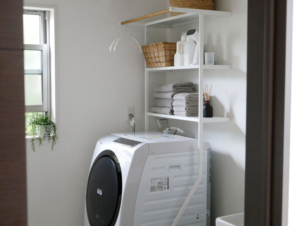 タワーブランドの立て掛けランドリーシェルフ、高さ190cm、スチール製本体と天然木ハンガーバーを備えた2段棚