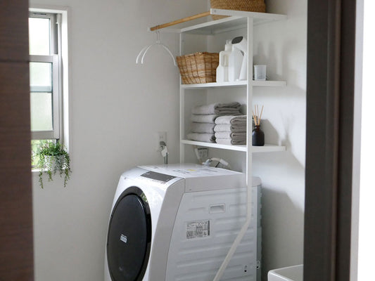 タワーブランドの立て掛けランドリーシェルフ、高さ190cm、スチール製本体と天然木ハンガーバーを備えた2段棚