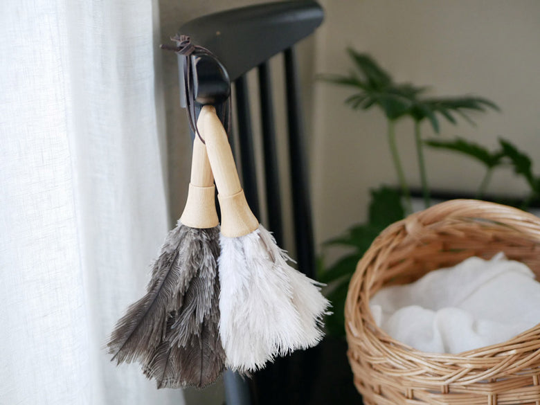 ダルトン製ミニフェザーダスター、オーストリッチフェザーとバンブーハンドル