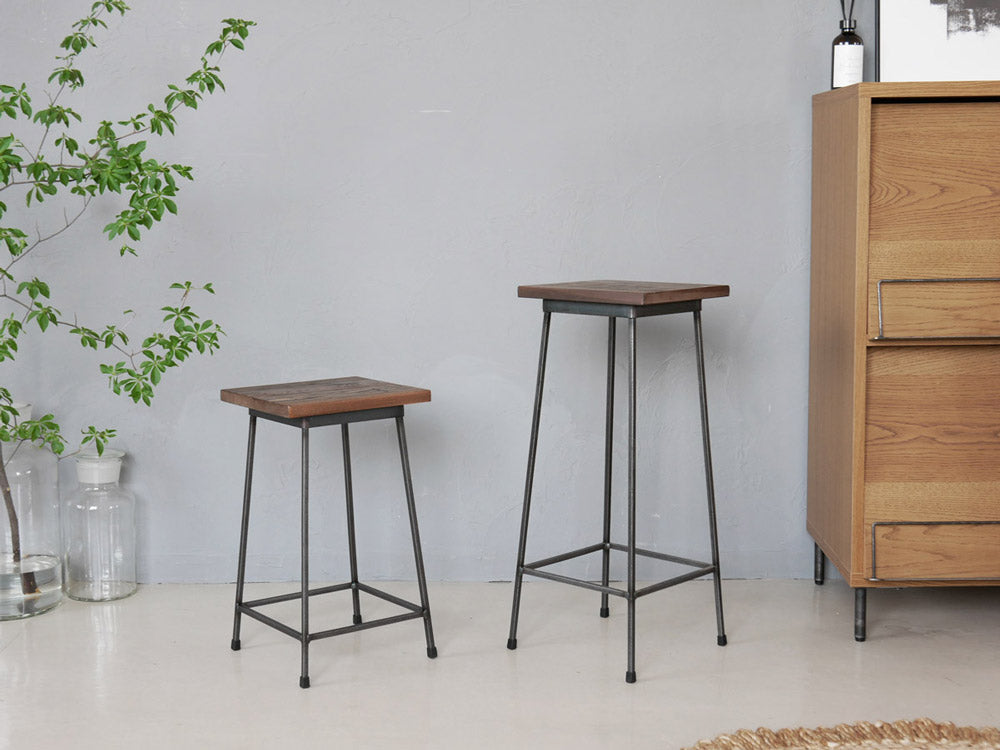 アデペシュ製アイアンスツールの写真