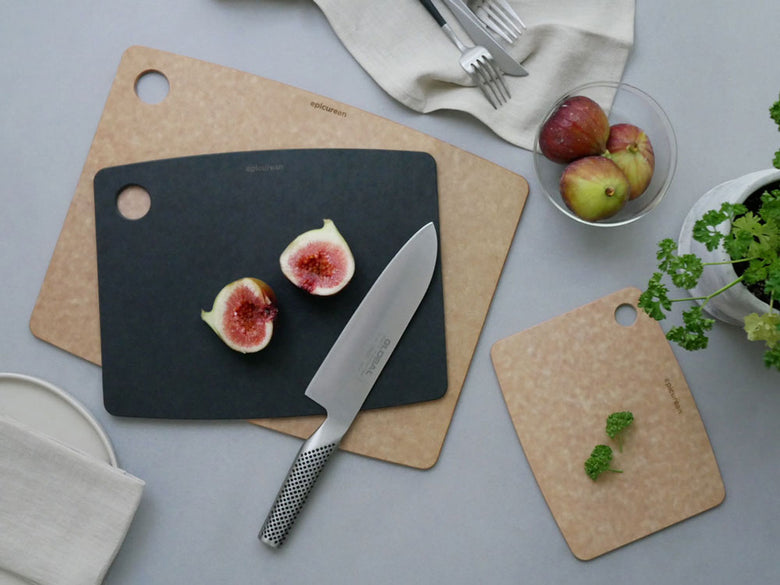 エピキュリアン製セルロース繊維加工カッティングボードに果物と包丁が載ったキッチン用品の写真