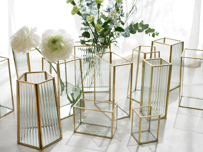 POSH LIVINGブランドの真鍮とガラス製ソリッドフレームフラワーベースの正面図