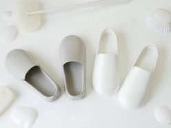 白色のマーナ製お風呂用スリッパ