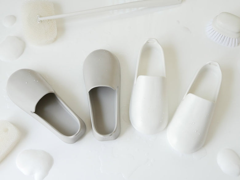 白色のマーナ製お風呂用スリッパ