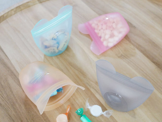アメリカ製Zip Topブランドの透明シリコン製ベビースナック容器、蓋がジッパー式で持ち運びに便利なデザイン