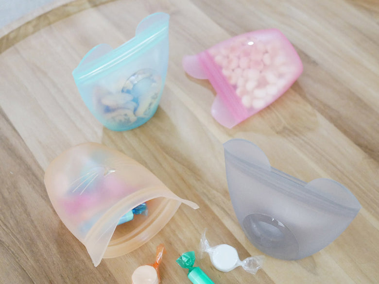 アメリカ製Zip Topブランドの透明シリコン製ベビースナック容器、蓋がジッパー式で持ち運びに便利なデザイン