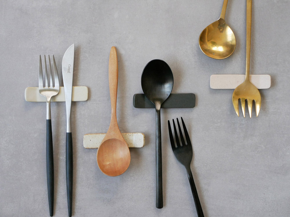 sarasa design×イブキクラフトの陶器製カトラリーレストにスプーンが置かれた静物写真