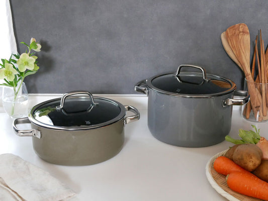 WMF フュージョンテック ミネラルキャセロール24cm、本体はホーロー鋼板製でステンレス鋼の取手とつまみ、ガラス蓋付き