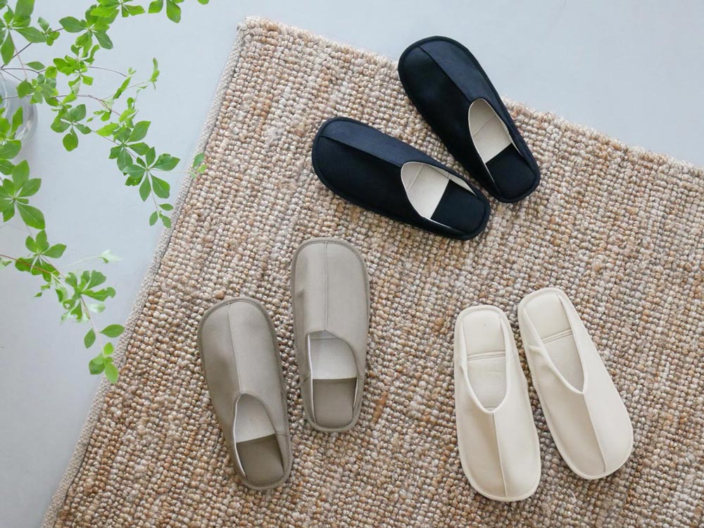 サラサデザインのb2cウォッシャブルスリッパ。麻素材の甲部とポリウレタンEVAソールを使用した室内専用の快適な履き心地のスリッパ。