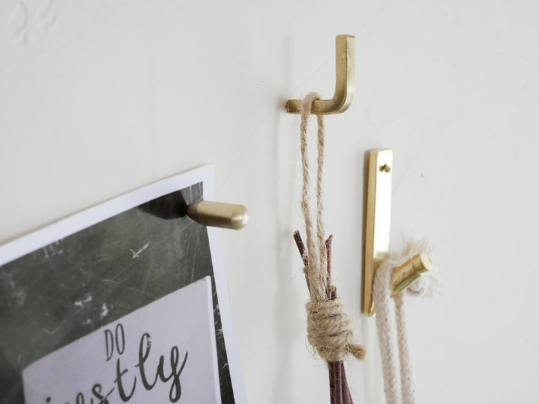 Horn Pleaseブランドのブラス製アンティーク調プッシュピンフック5個セット。古びた風合いが特徴で、サイズは約幅4×奥行35×高さ20mm。インド製。