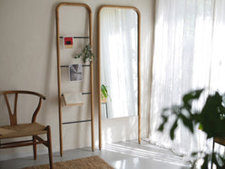 NOWHERE LIKE HOMEのSUKスタンドミラーとラダーハンガー。オーク無垢材とスチールを使用した高さ1600mmの高品質家具。