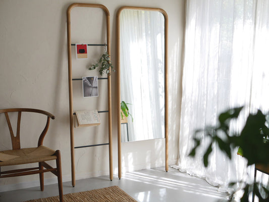 NOWHERE LIKE HOMEのSUKスタンドミラーとラダーハンガー。オーク無垢材とスチールを使用した高さ1600mmの高品質家具。