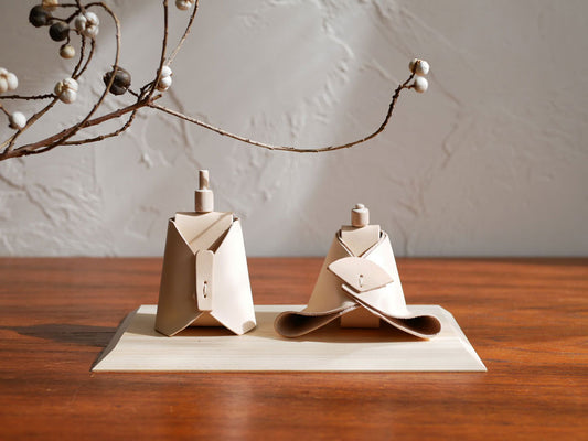 Comore Sunのこどもと共に育つヌメ革製お雛様セット。ヒノキ台座付きのお内裏様とお雛様