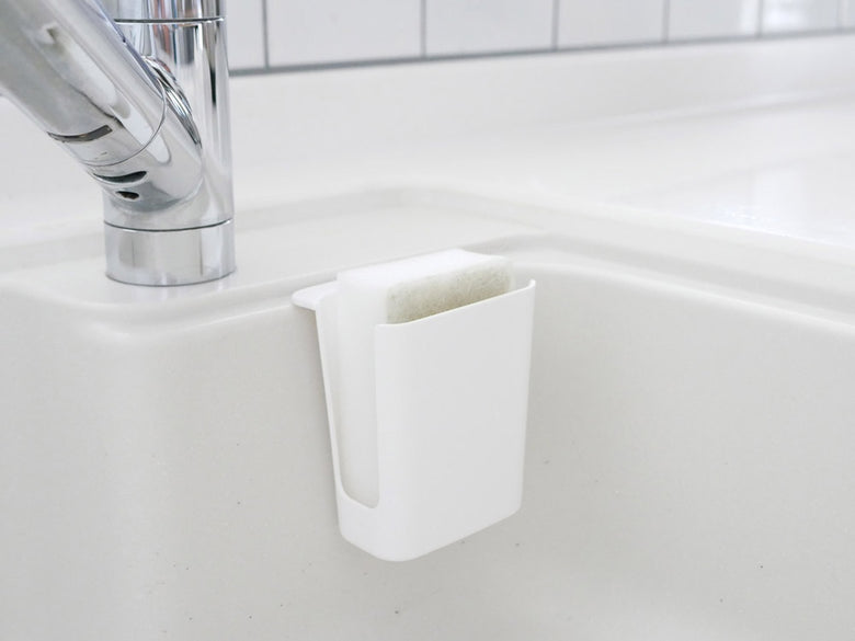 Kichitoブランドのシンク用スポンジポケット。ポリプロピレンとPVC素材で作られ、幅8.5cm×奥行き6.5cm×高さ10.5cmのサイズ。シンクに取り付け可能で耐荷重1kg、耐熱温度80度の日本製製品