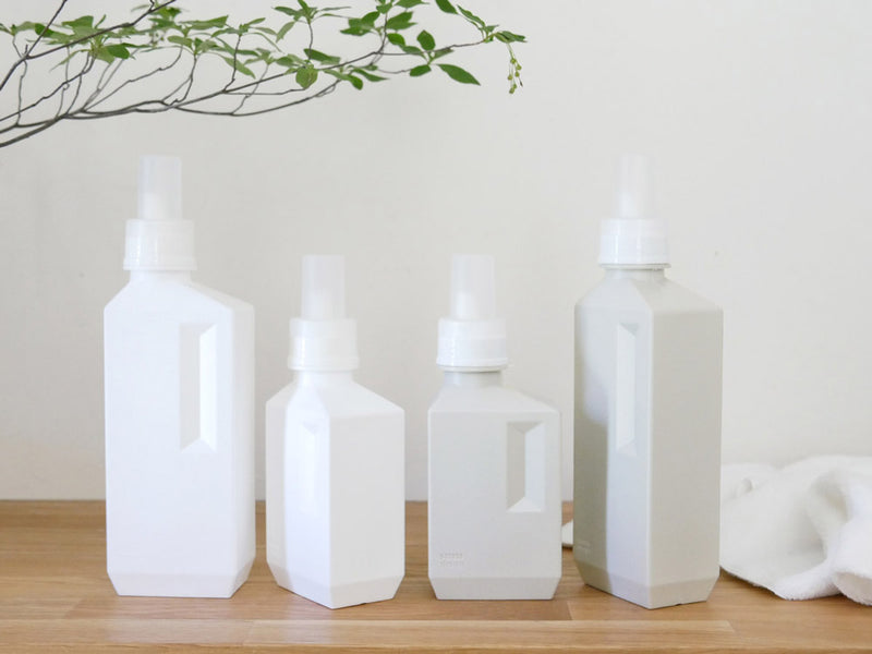 sarasa designのB2Cランドリーボトル。透明なHDPE本体にPP製キャップと注ぎ口を備えた1000mlおよび700mlのサイズ。