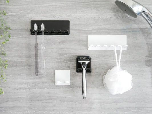 スチール製マグネットバスルームホルダーと歯ブラシ