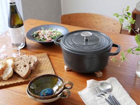 GREENPANフェザーウェイト ココット ラウンド調理鍋と付属のシリコーン製ポットホルダー2個