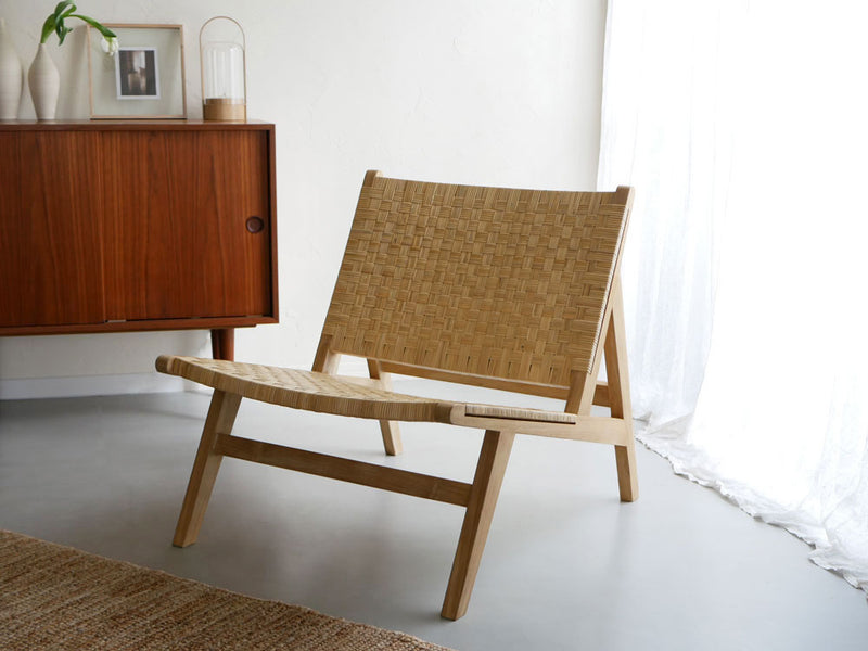 &CraftブランドのTUSKER 1Pラウンジチェア、チーク無垢材とラタンを使用したナチュラルなデザインの木製椅子
