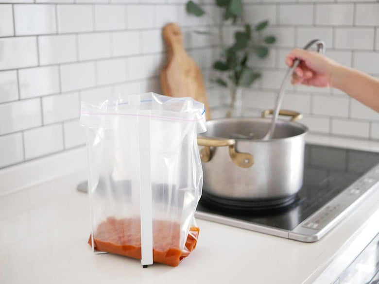 YAMAZAKIのスチール製【tower/タワー】ポリ袋エコホルダーにプラスチックバッグが整理されているキッチン用品の画像