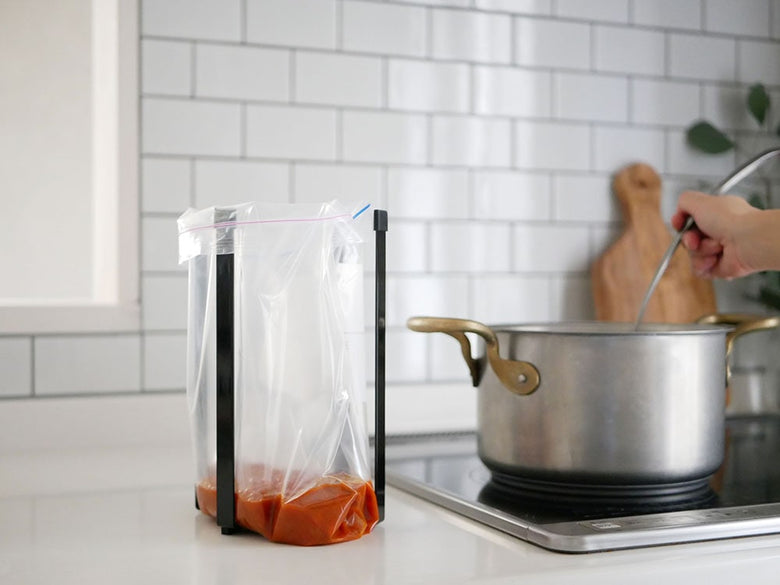 YAMAZAKIのタワー型ポリ袋エコホルダー、スチール本体とシリコンキャップを使用した食品保存用キッチン用品