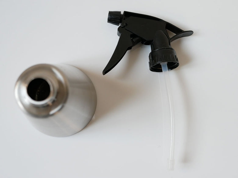 SALUSのミッテ霧吹き300ml。18-8ステンレス製ボトルにプラスチック製の蓋とスプレーノズルが付いた家庭用スプレー容器