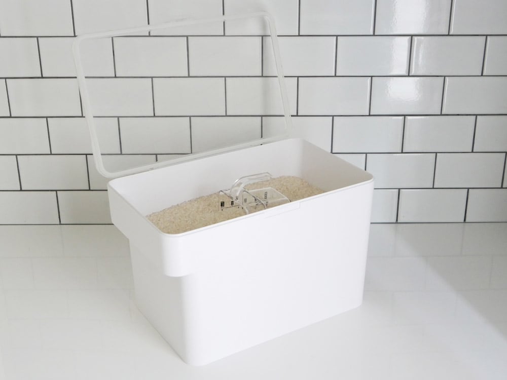 タワー（YAMAZAKI）ブランドの密閉型シンク下用米びつ。計量カップ付きプラスチック製のデザイン収納バスケット