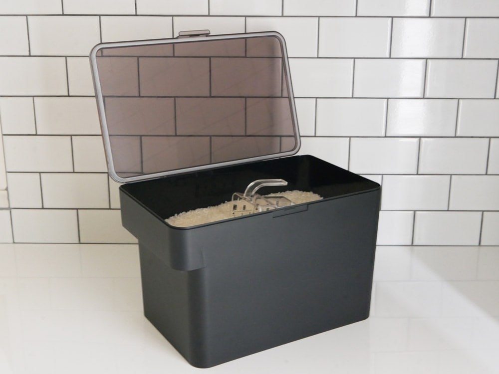 タワー（YAMAZAKI）の密閉シンク下用米びつ。ABS樹脂製本体と蓋、シリコーンパッキン、計量カップが付属