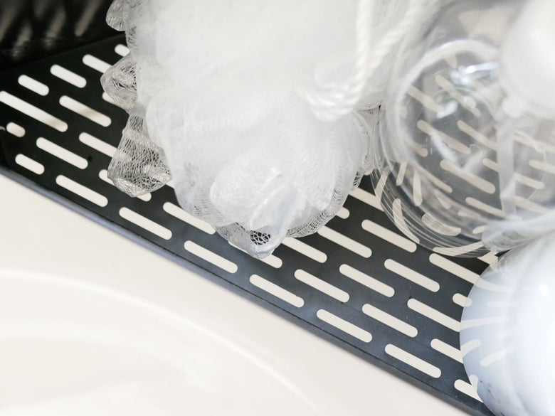 タワーのマグネットバスルームコーナーラックが設置された様子