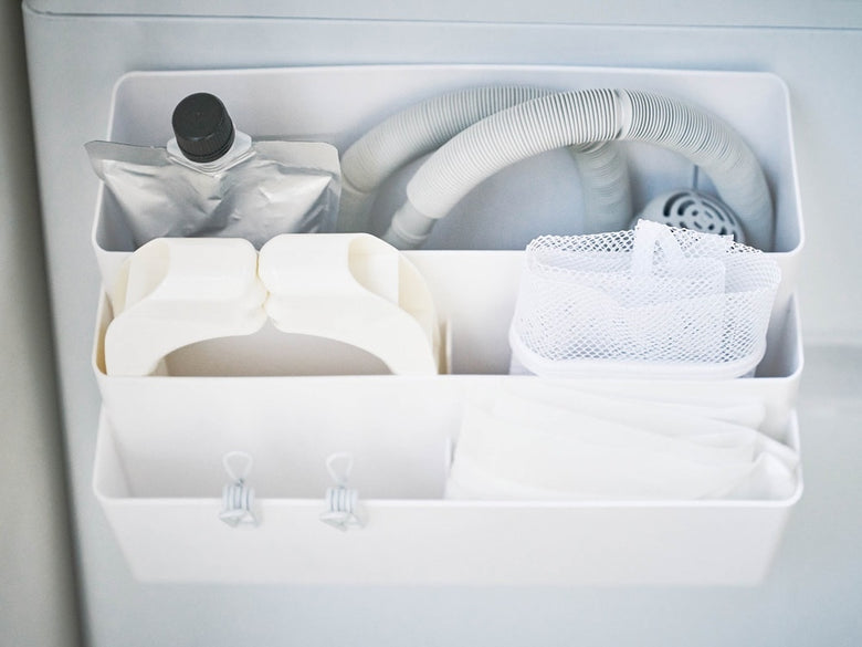 洗濯機横に設置された3段マグネット収納ポケット