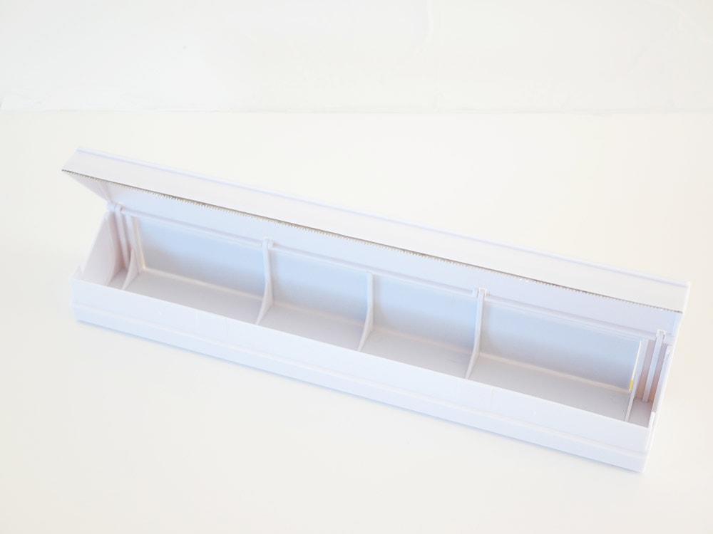 【ideaco】マグネット付きラップホルダーが棚に展示されている