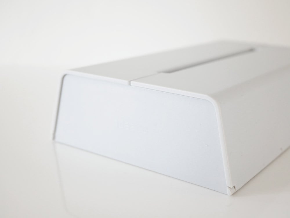 木とプラスチックの壁掛けティッシュケース