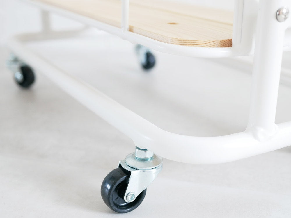 ビーワイケージ スリムワゴンを押す子供