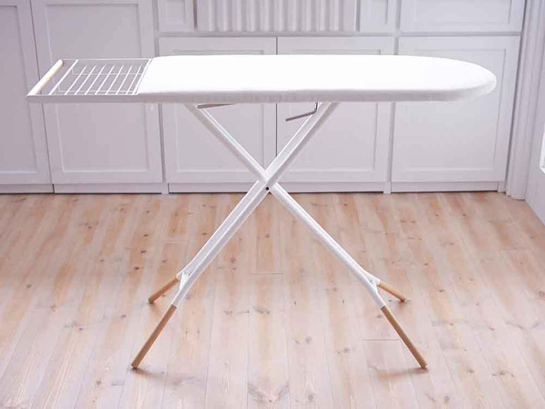 YAMAZAKI/toscaのスタンド式アイロン台と衣類ハンガーが配置されたモダンな洗濯スペース