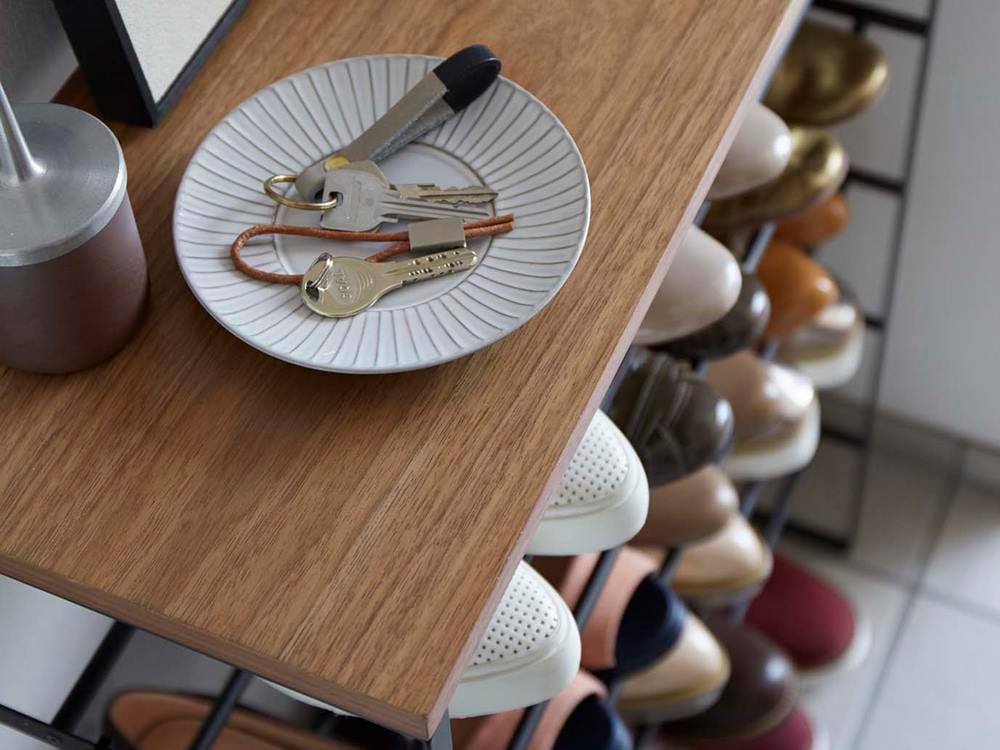 YAMAZAKI/towerブランドの天板付きシューズラック。スチール本体に天然木天板を使用し、3段の収納棚を備えた幅66cm、高さ87cmのダイニングやキッチン向け家具