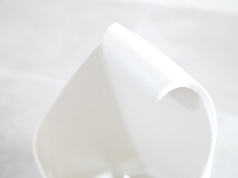 白いポリプロピレン製タオルバスケット