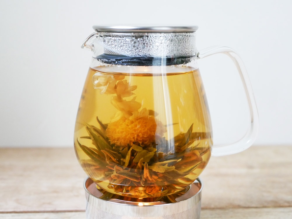 キントーUNITEAワンタッチティーポットにお茶が注がれています