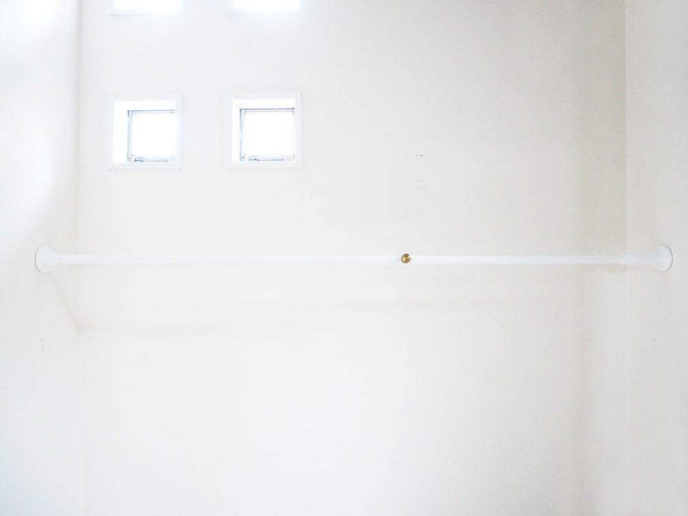 ドローアライン002テンションロッドBの壁設置例