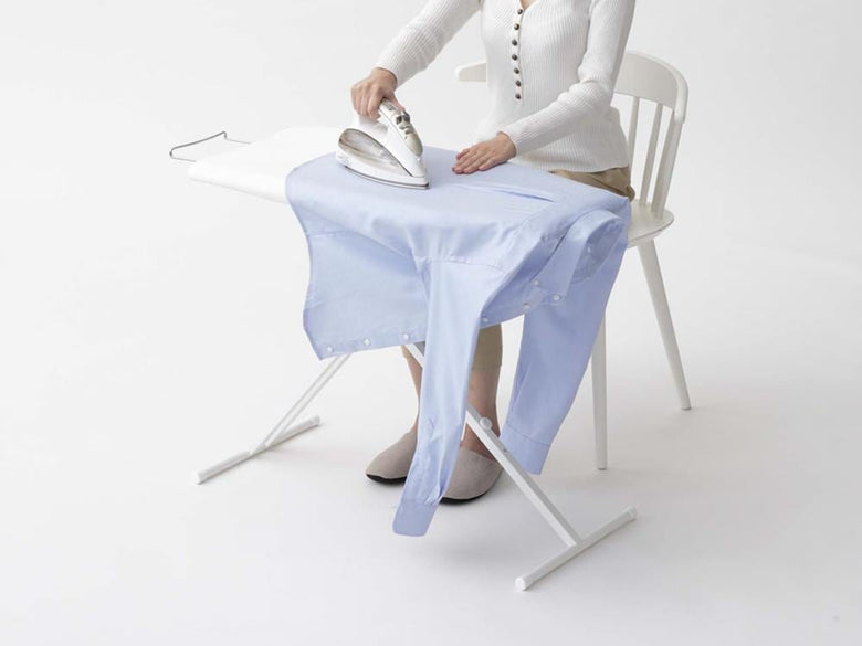 YAMAZAKIタワーの軽量スタンド式アイロン台とアイロン