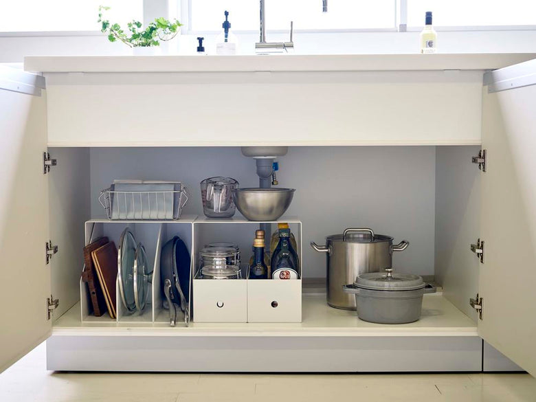 キッチンに設置されたタワー収納ボックス上ラック2個組