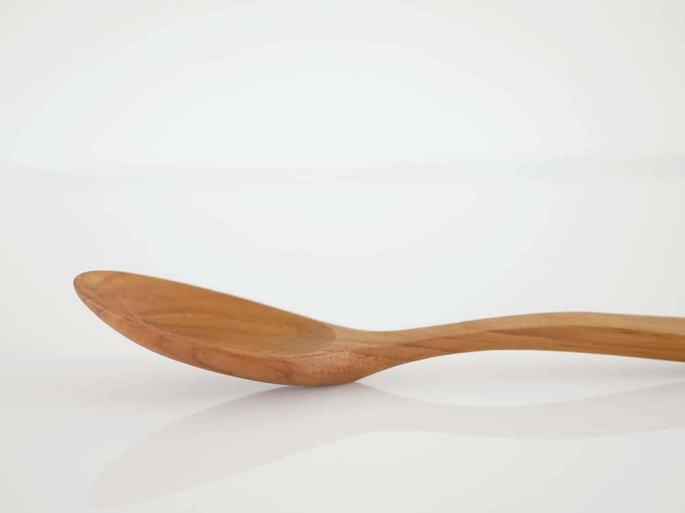 ティークウッドのカトラリーと果物