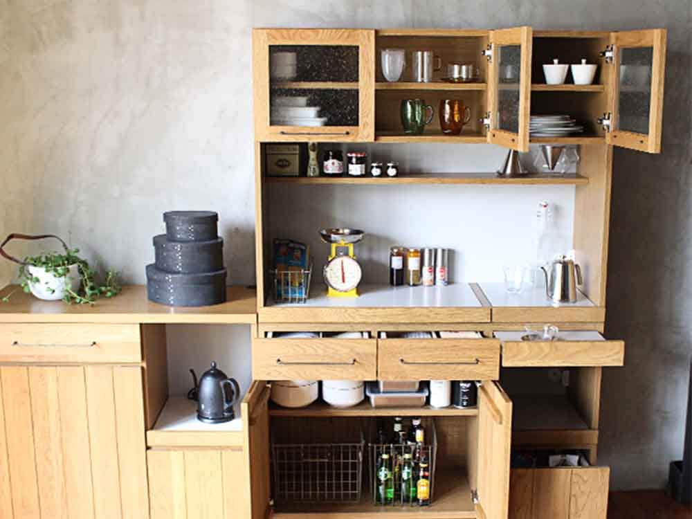 オーク無垢のキッチンボードと収納棚