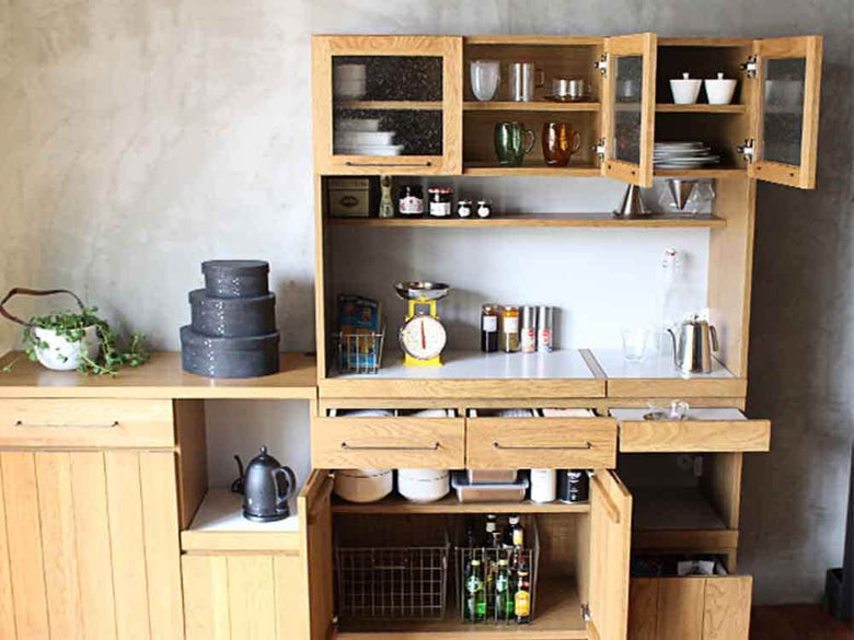 オーク無垢のキッチンボードと収納棚