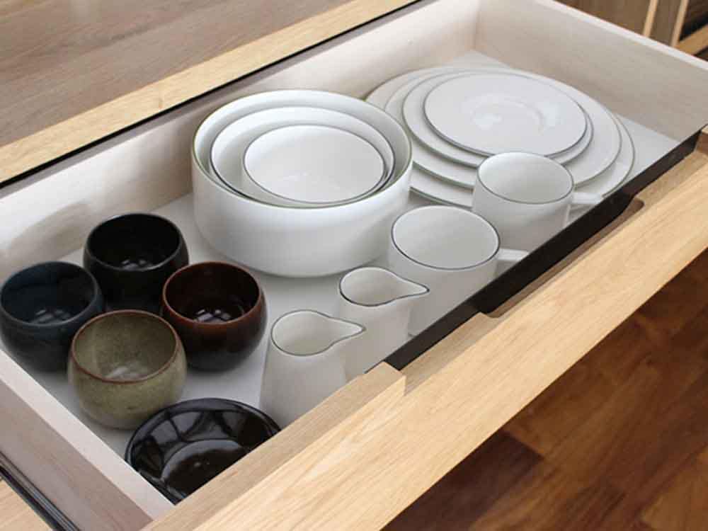 オーク無垢のカウンターボードに食器が並ぶ